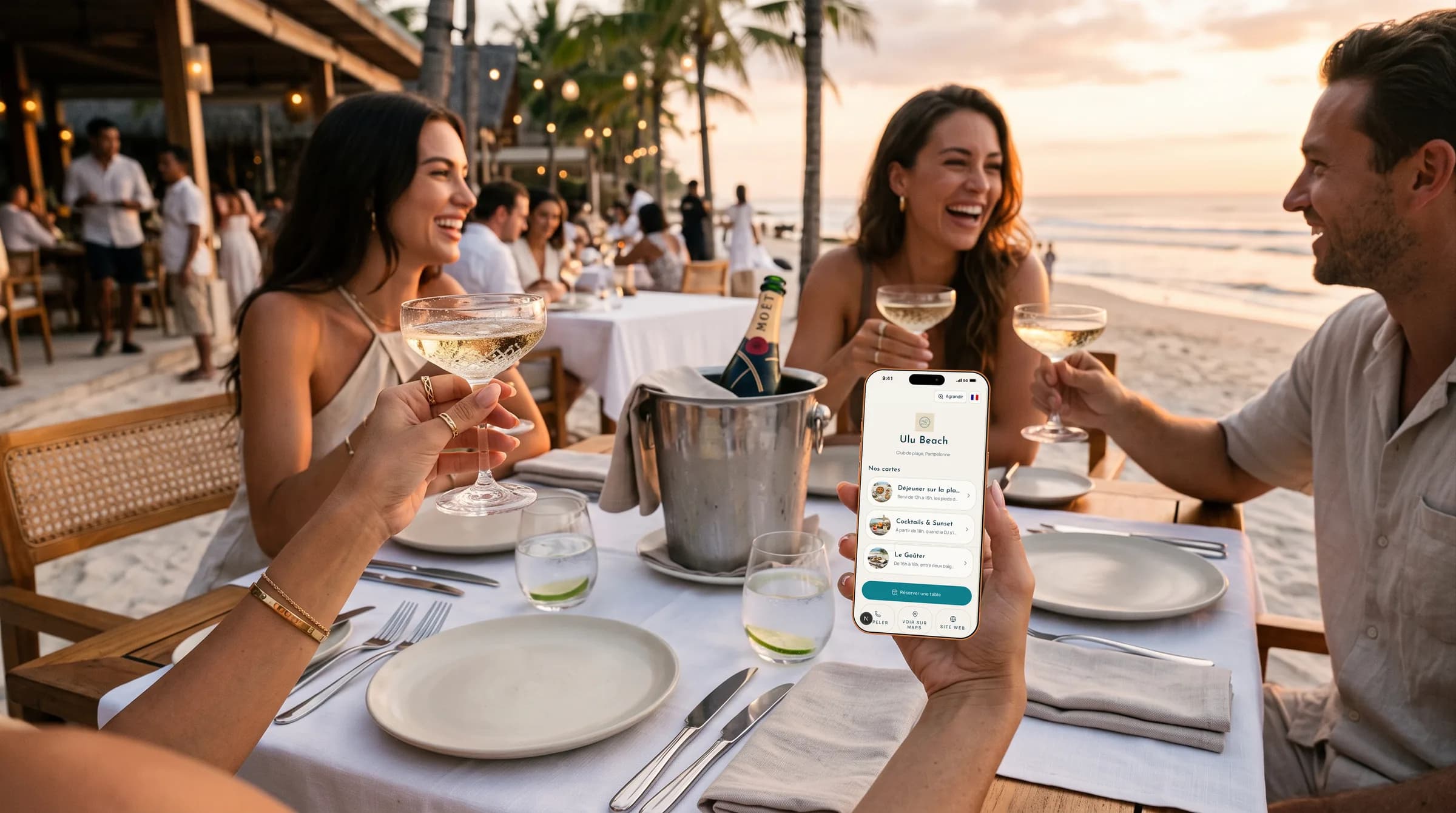 Convives consultant un menu en ligne au coucher du soleil dans un beach club