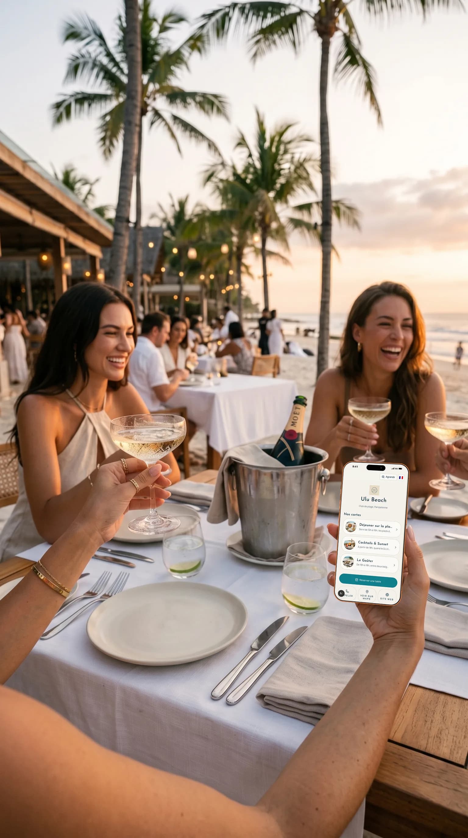 Convives consultant un menu en ligne au coucher du soleil dans un beach club